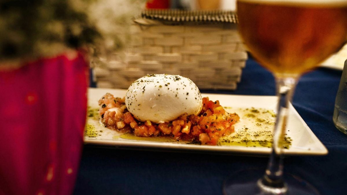 Tartar de tomate con burrata, una refrescante propuesta para el verano