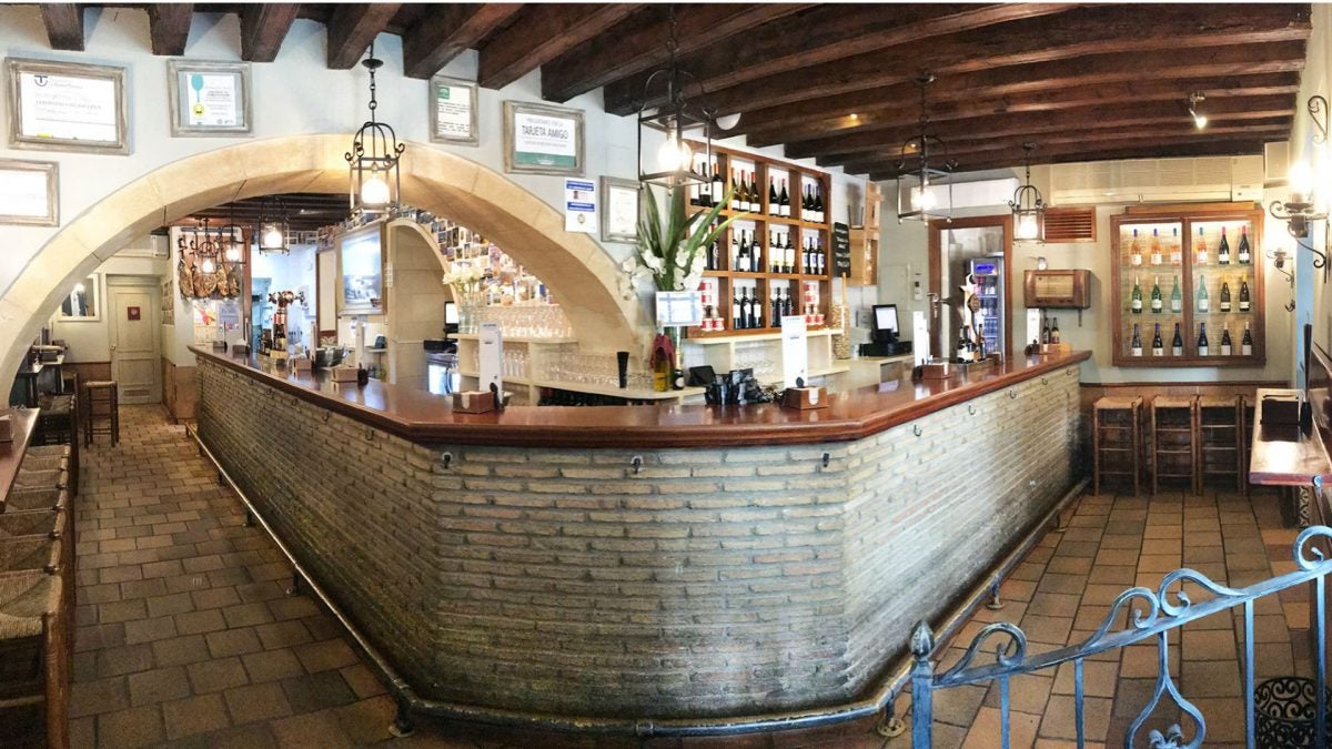 Una imagen panorámica de la barra de la Bodeguilla del Bar Jamón