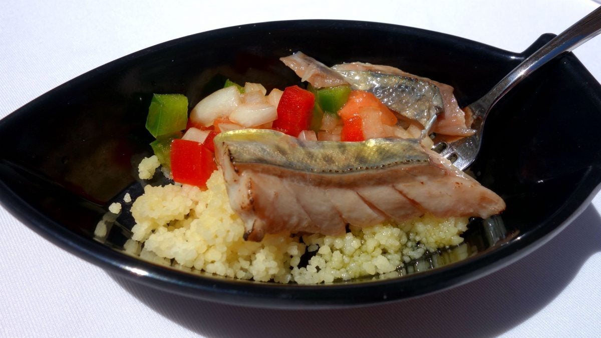 El restaurante Isla de León, del Hotel Playa, ofrece una tapa de caballa marinada con cous cous de piriñaca