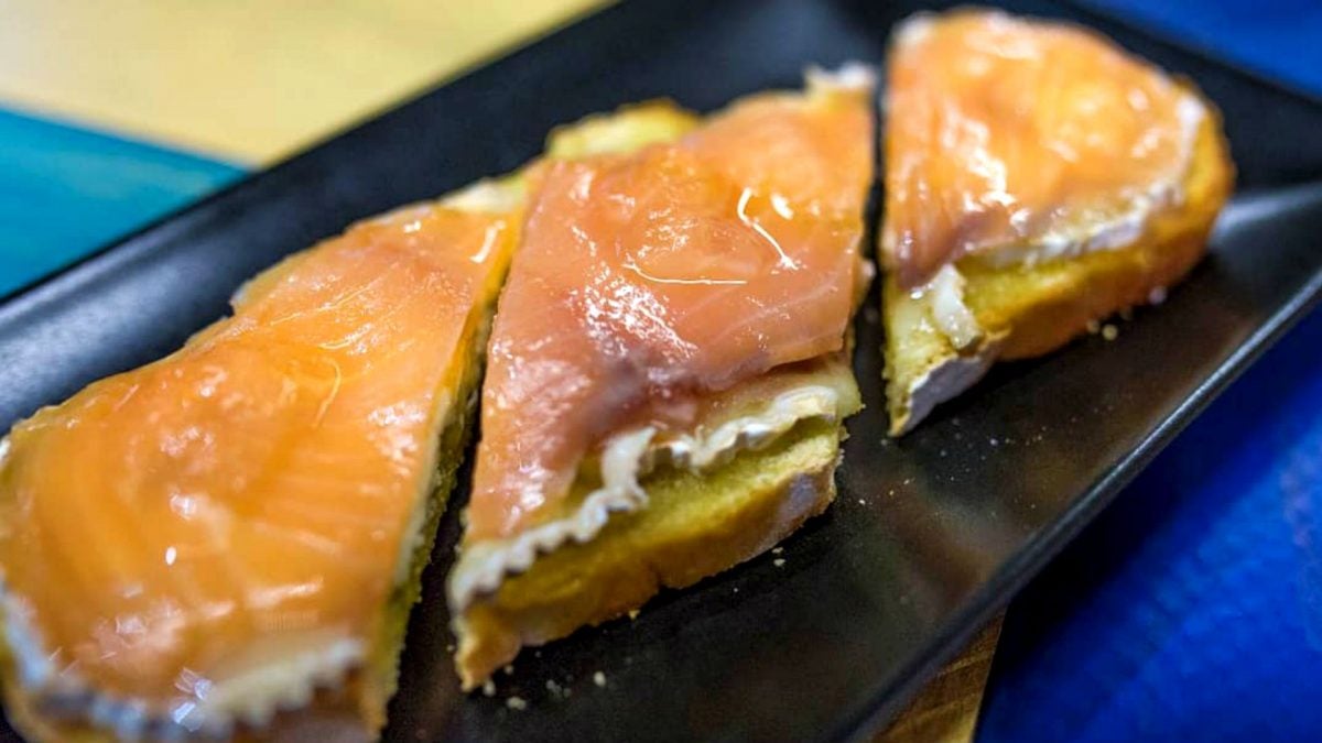 Tosta Tesorillo con queso de cabra, salmón ahumado y mermelada casera de manzanilla