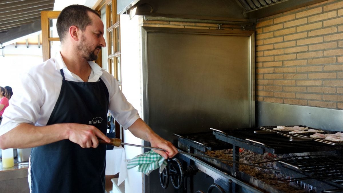 Eduardo Pérez es el encargado de la parrilla en Cataria.