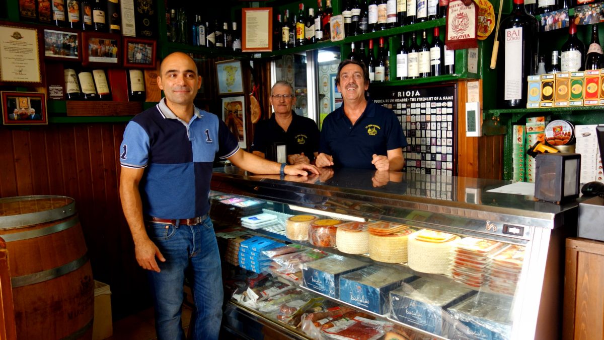 Bernardo Cruz junto a dos de sus camareros, regentan la barra de este típico negocio.