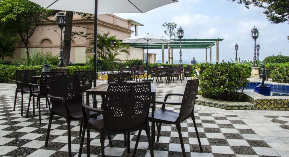Su terraza está enclavaad en uno de los rincones más bellos de Cádiz.