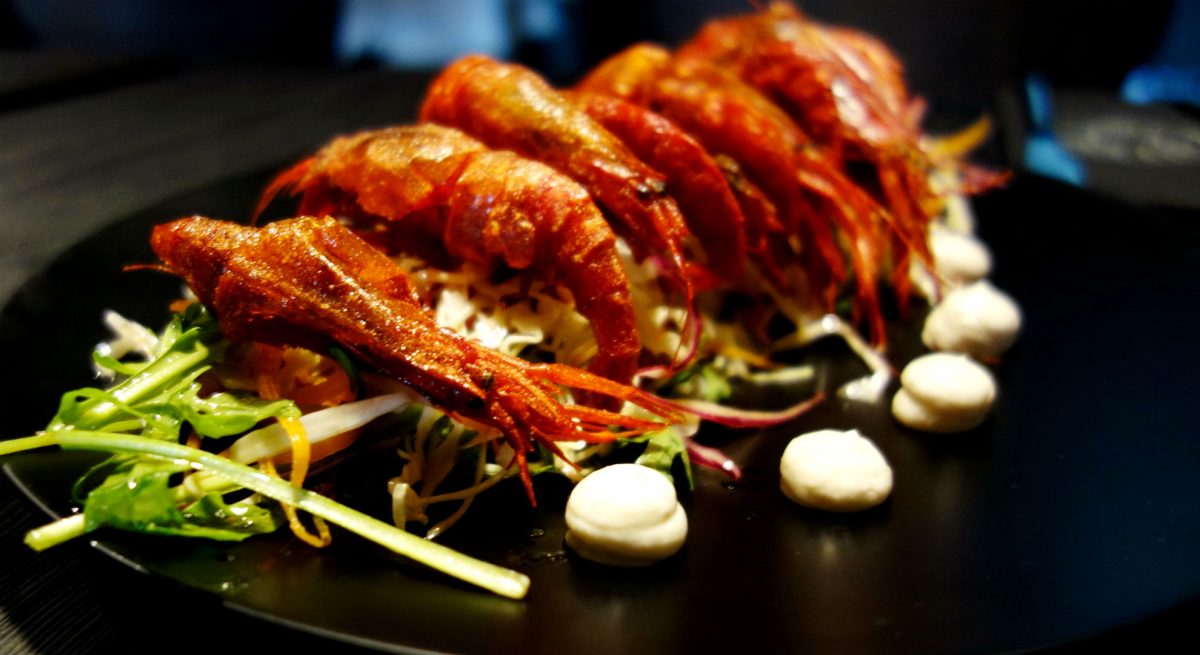 Camarones rojos del Mediterráneo en fritura cajún con ensalada.