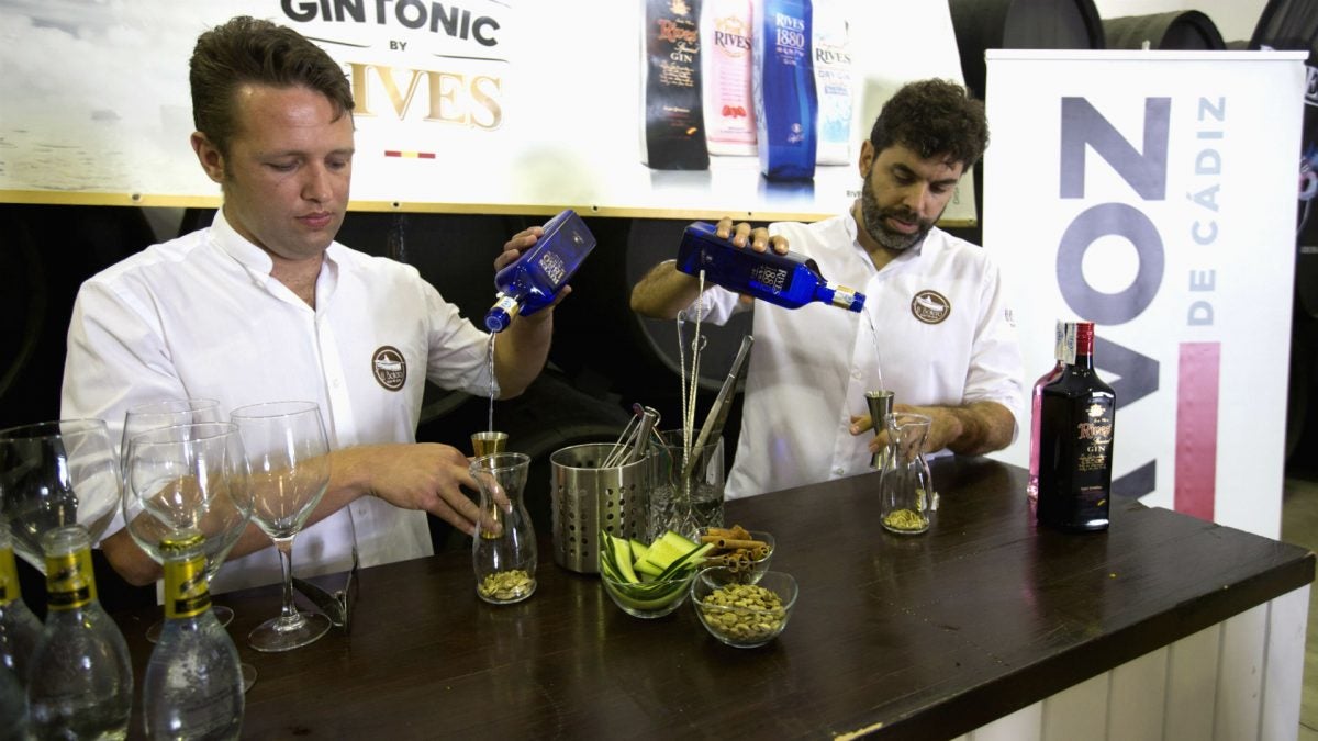 Los dos bartenders de El Botero en plena elaboración del gin tonic ganador.