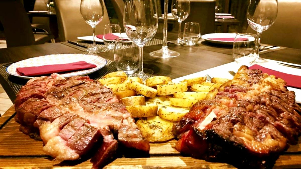 Su especialidad son las carnes a la brasa