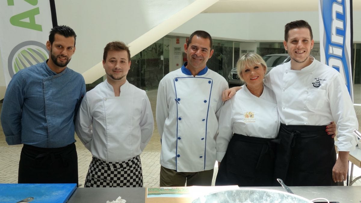 Los dos equipos competidores junto a Antonio Orozco, impulsor del certamen Chef Sierra de Cádiz