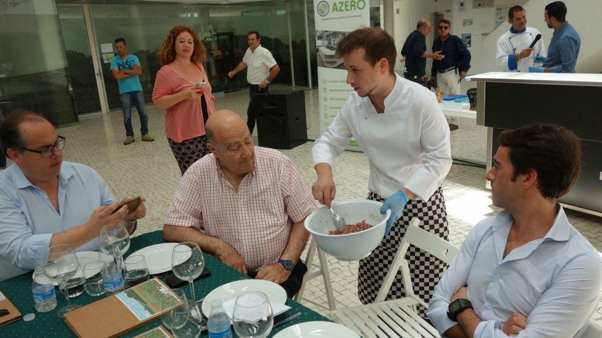 Sandro muestra la mezcla para preparar el tartar a los miembros del jurado