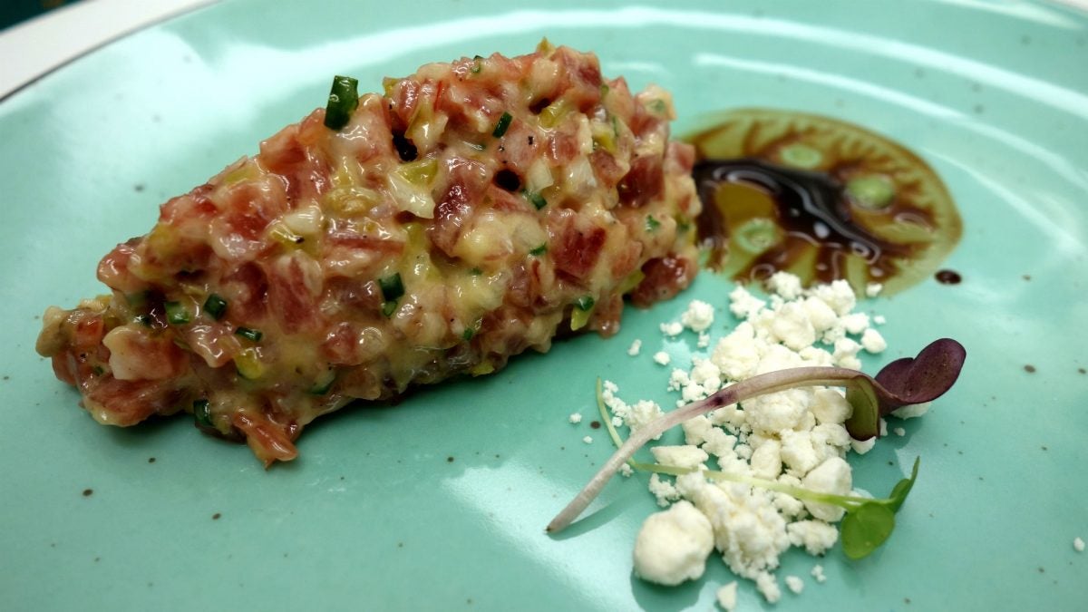 Tartar de salchichón ibérico con tierra de aceite de oliva de la Sierra