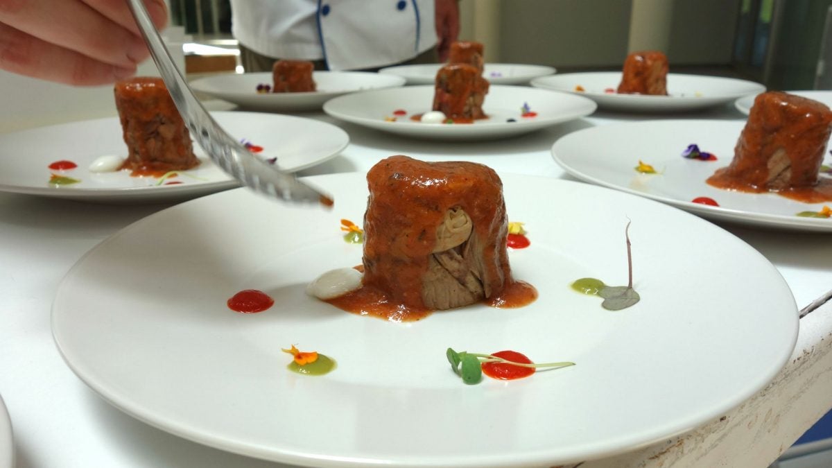 El toque divertido y sorprendente lo pone una esfera de leche de cabra payoya.