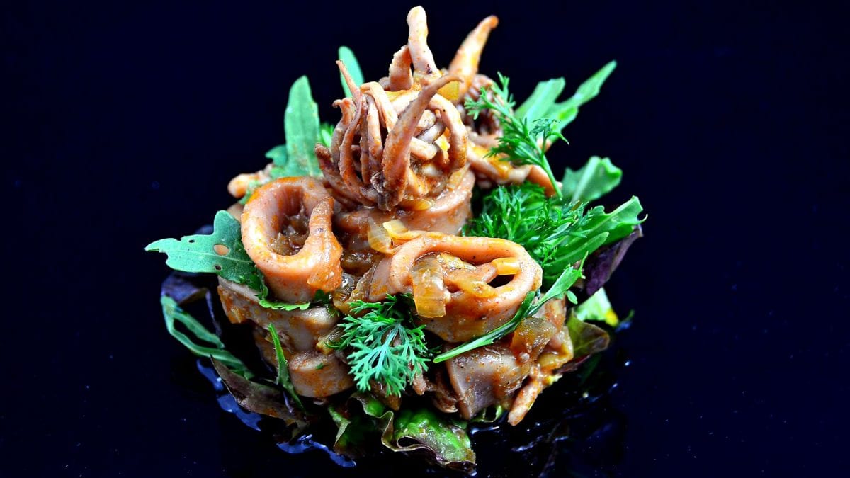 Ensalada de Calamares de Potera en suave escabeche de Naranja, uno de los clásicos de esta Venta