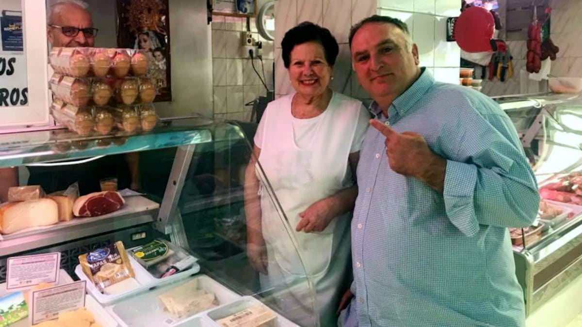 El chef José Andrés durante una visita reciente al Mercado de Abastos de Barbate