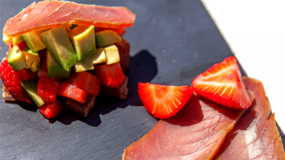 Tartar de aguacate y fresa con mojama, una refrescante propuesta para el verano.