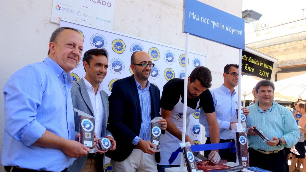 Autoridades durante la campaña de promoción de la mojama en el Mercado Central de Cádiz.