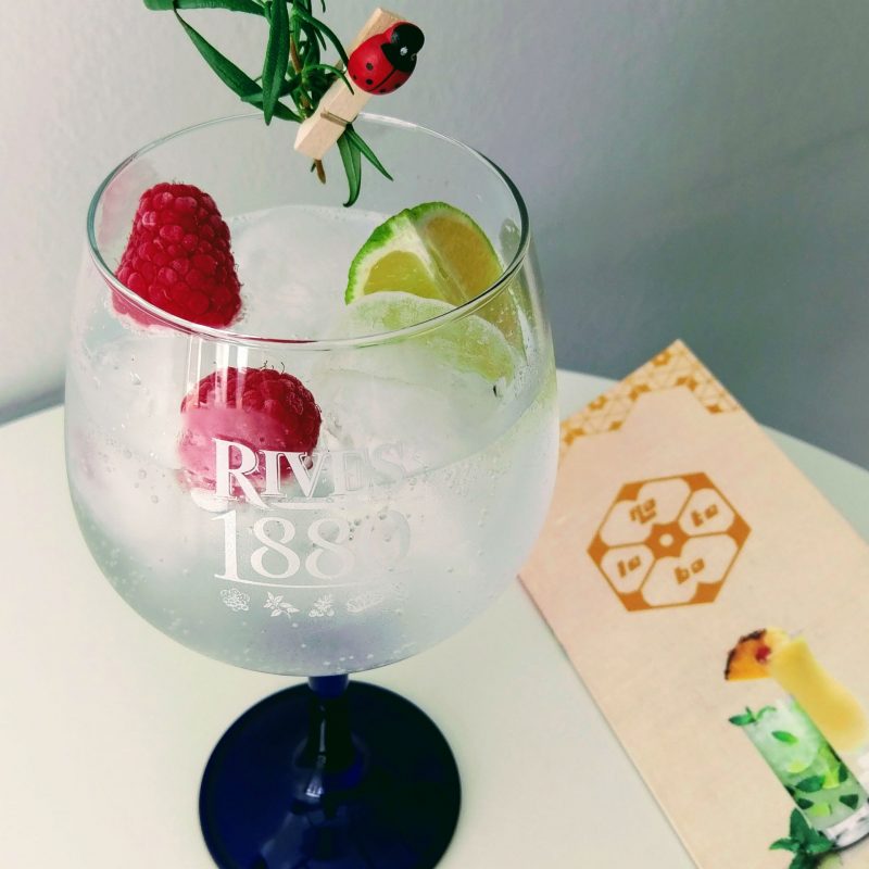 El Gin tonic de Rives Especial con licor de flores de uva, elaborado por Rolabota, ganador de primer premio.