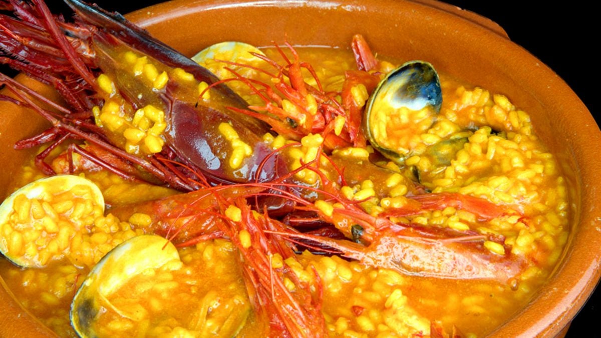 Arroz con carabineros, una de las especialidades de la casa.