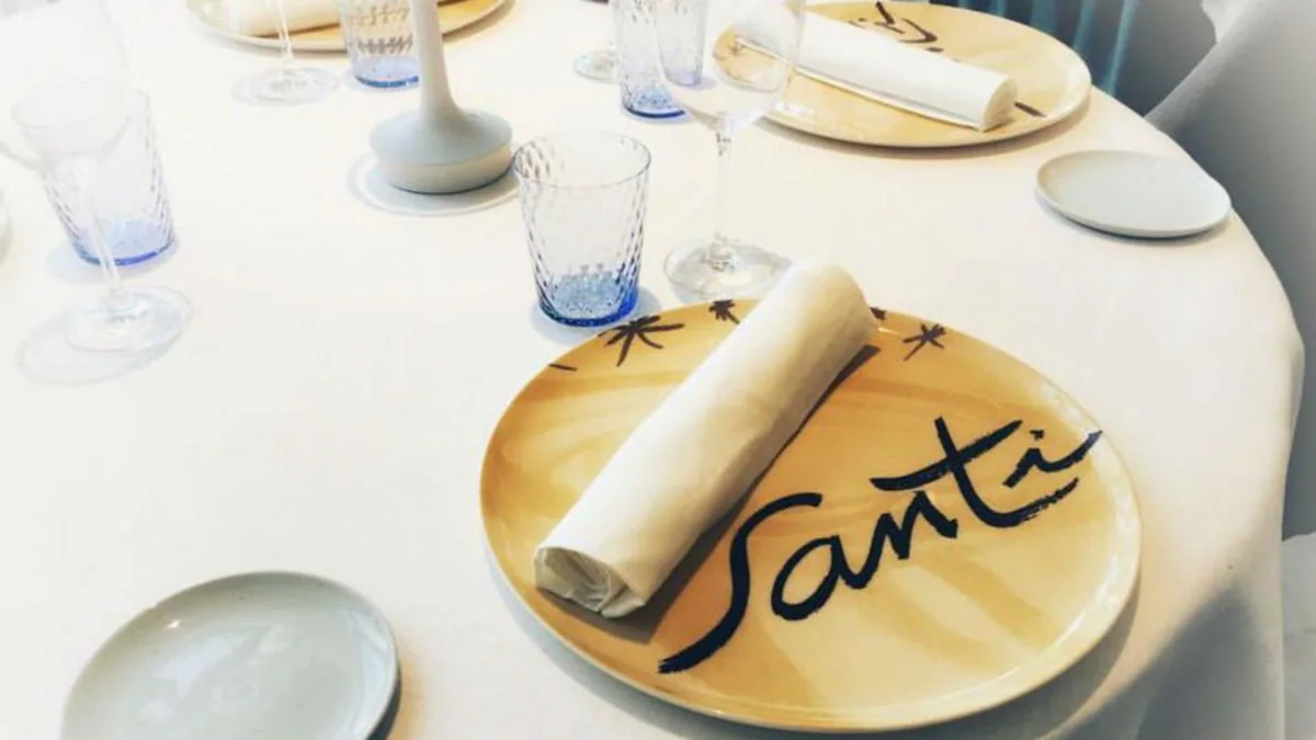 El restaurante conserva el legado culinario del chef Santi Santamaría.