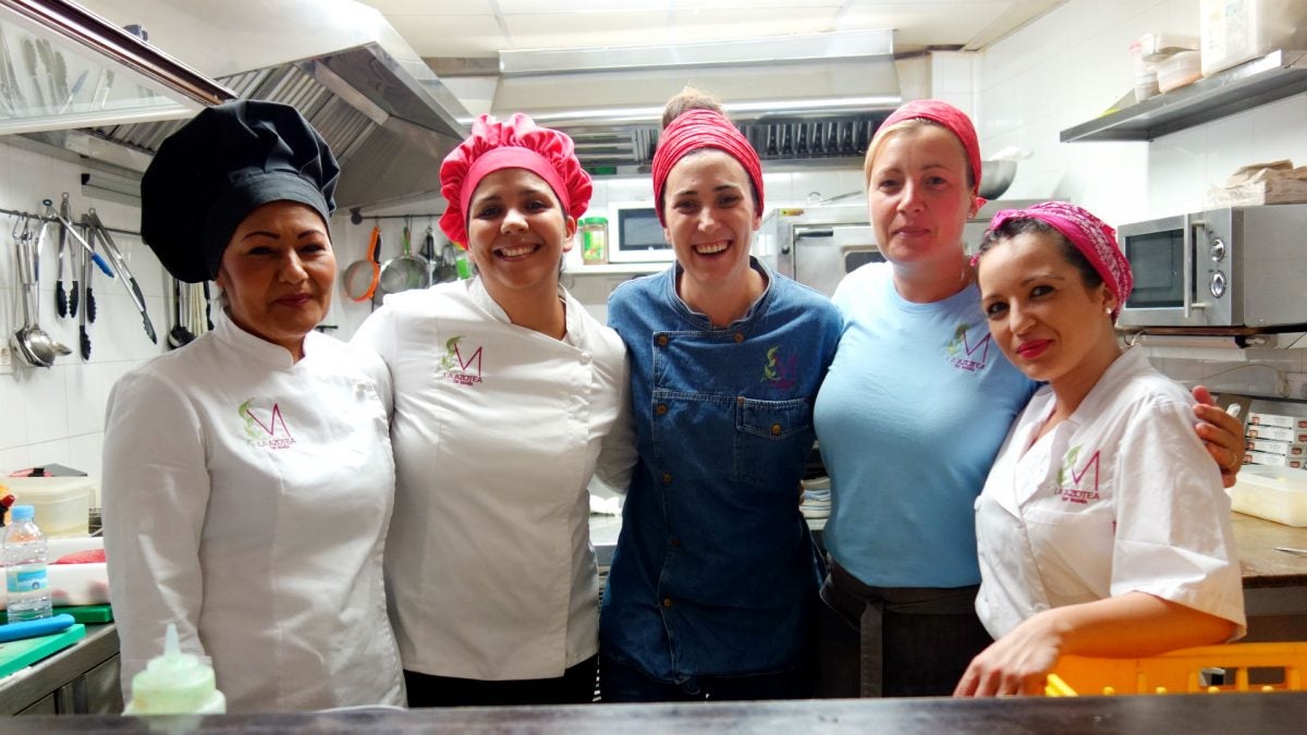 El equipo de cocina está formado exclusivamente por mujeres.