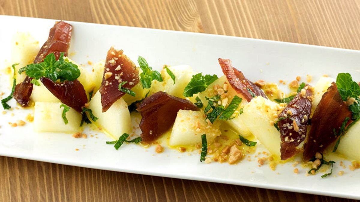 Ensalada de melón con semimojama, almendras fritas y hierbabuena.