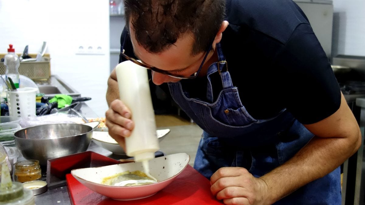 Francisco Ortega rematando un plato de ravioli de rabo de toro.