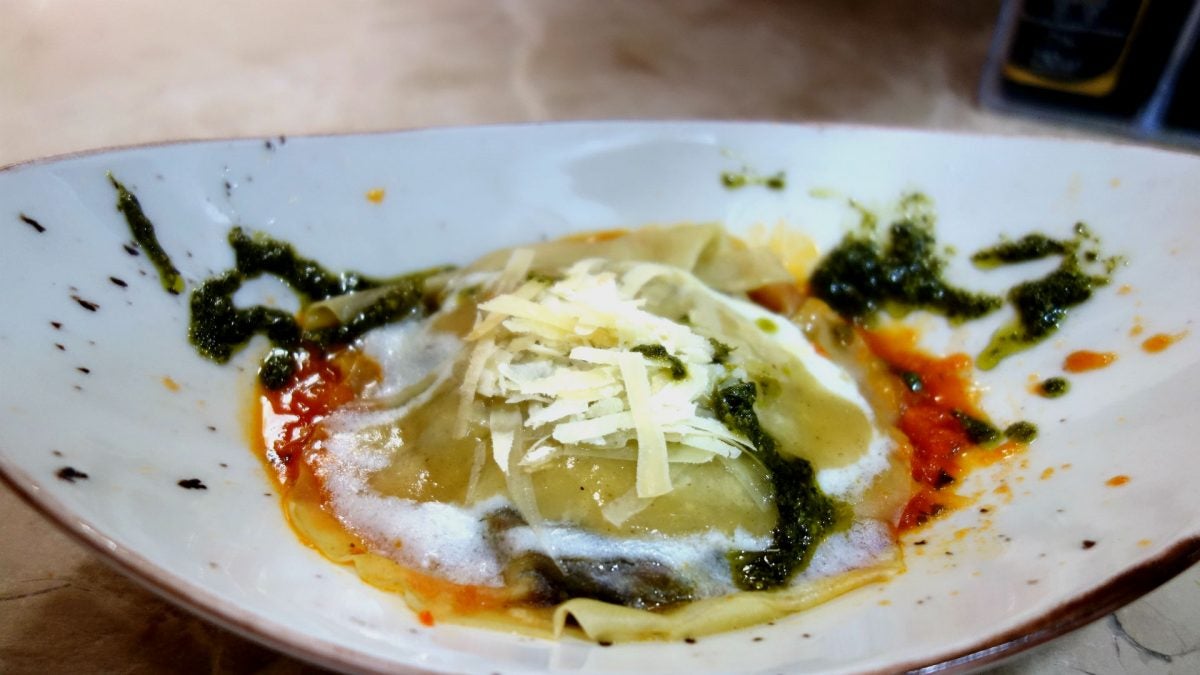 Ravioli destructurado de rabo de toro, la reinvención de una receta tradicional.