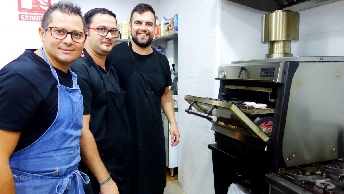 El equipo de cocina de La Fábrica de los hermanos Ortega.