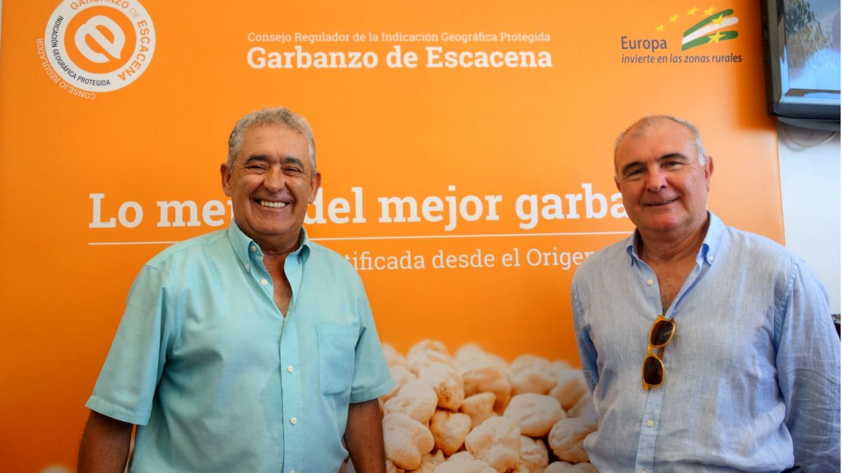 José Ortega, presidente de la cooperativa Campo de Tejada y Juan Manuel Díaz presidente de la IGP Garbanzo de Escacena.