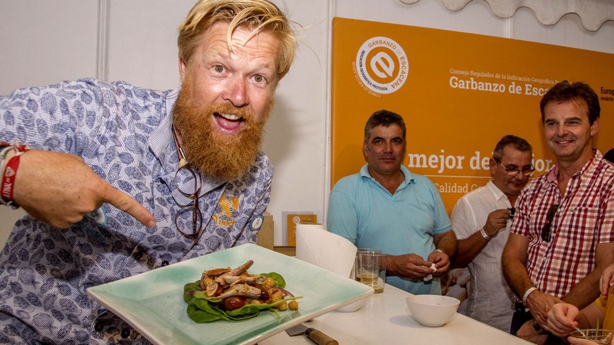 Daniel del Toro preparó dos ensaladas cuyo ingrediente principal era el garbanzo de Escacena.