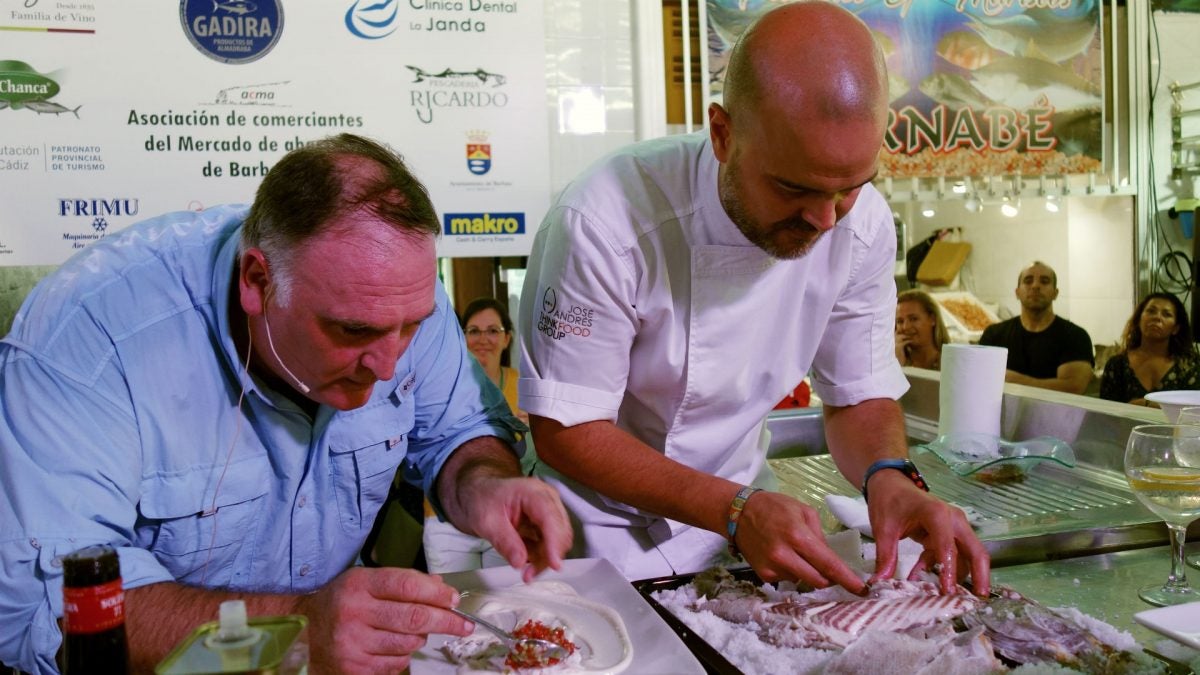 José Andrés cerró el acto con un pescado a la sal con picadillo.