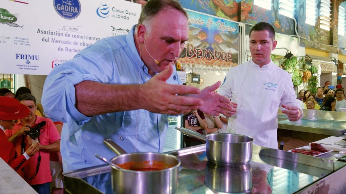 José Andrés se deleita con los aromas del plato presentado por El Campero.