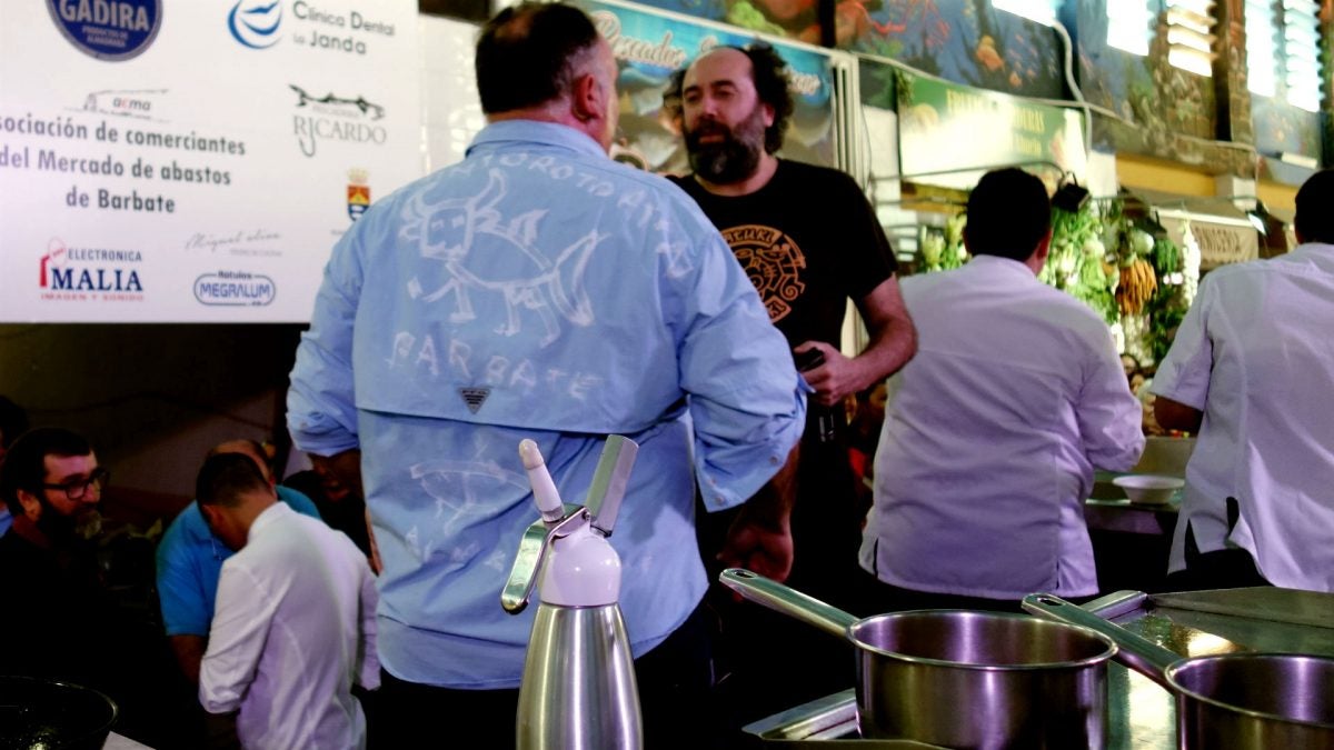 El creador de Kukuxumusu, pintó la camisa de José Andrés.