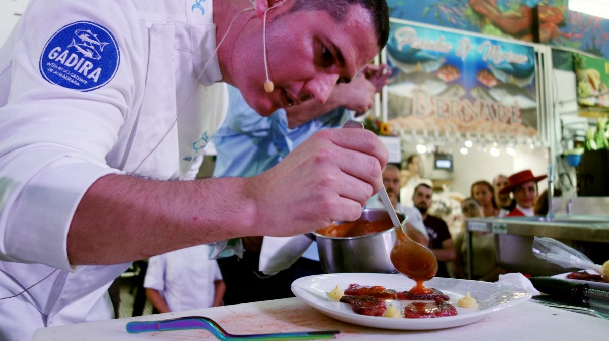 Julio José Vázquez durante la elaboración de su plato.