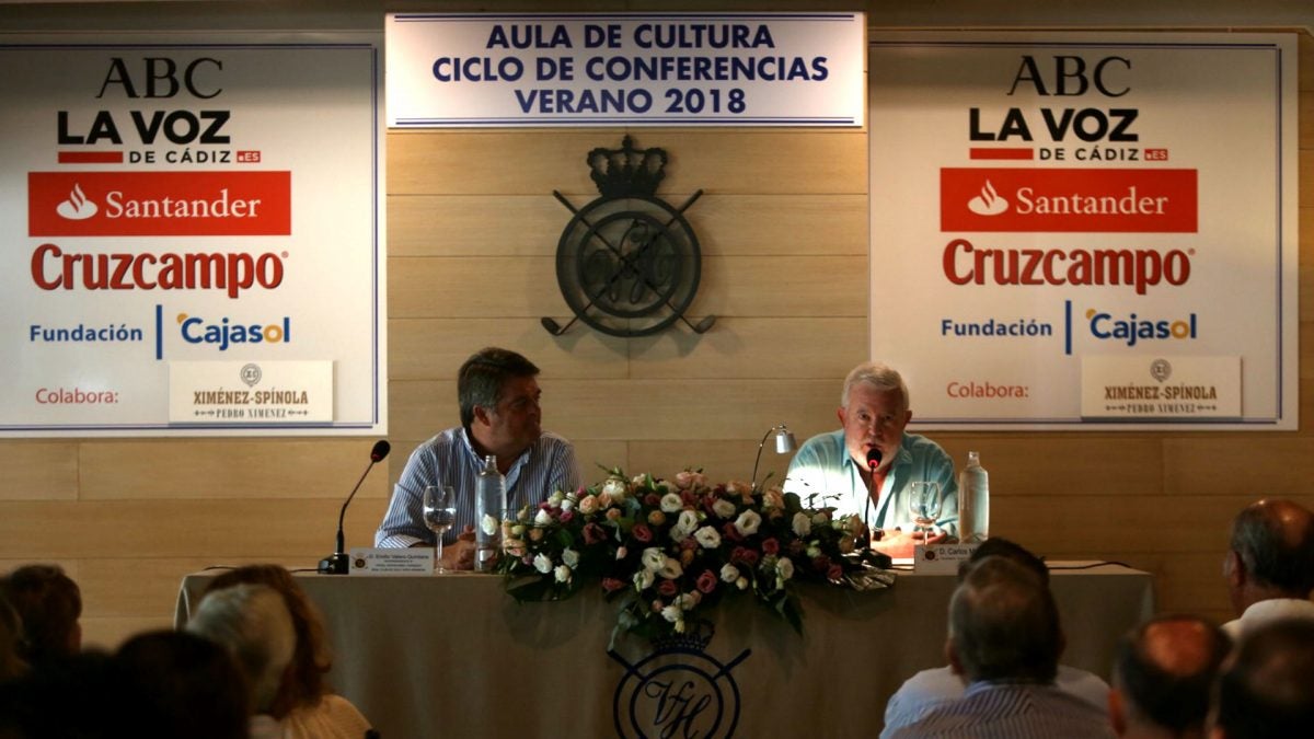 Un numeroso público asistió a la conferencia celebrada en el clun El Buzo.