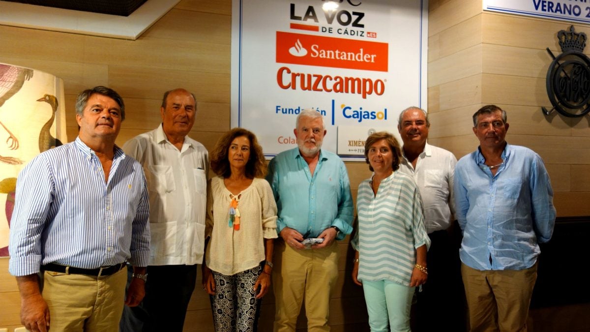 Carlos Maribona junto a responsables del Club de Golf de Vistahermosa y representantes de los patrocinadores.