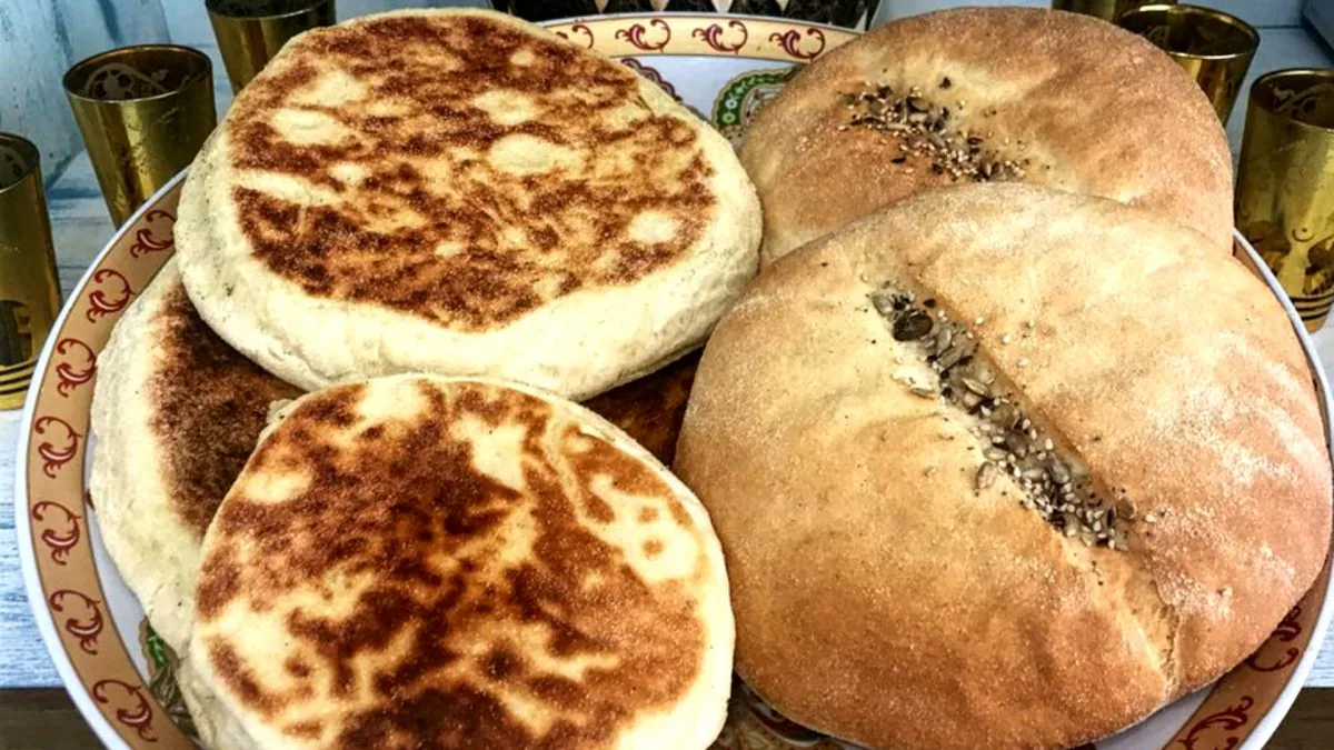 Pan tradicional hecho al horno y batbout, cocinado a la plancha.