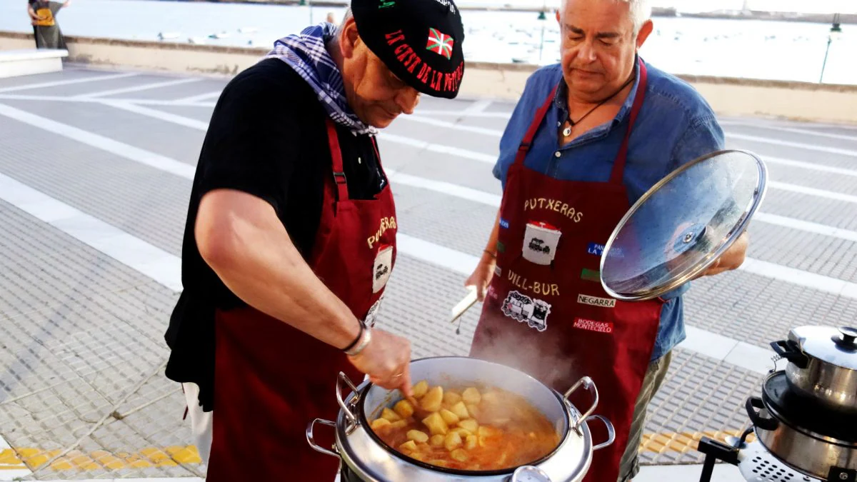 Pedro y Toni, de Asador Voctoria, fueron los encargados de cocinar el mamitako.