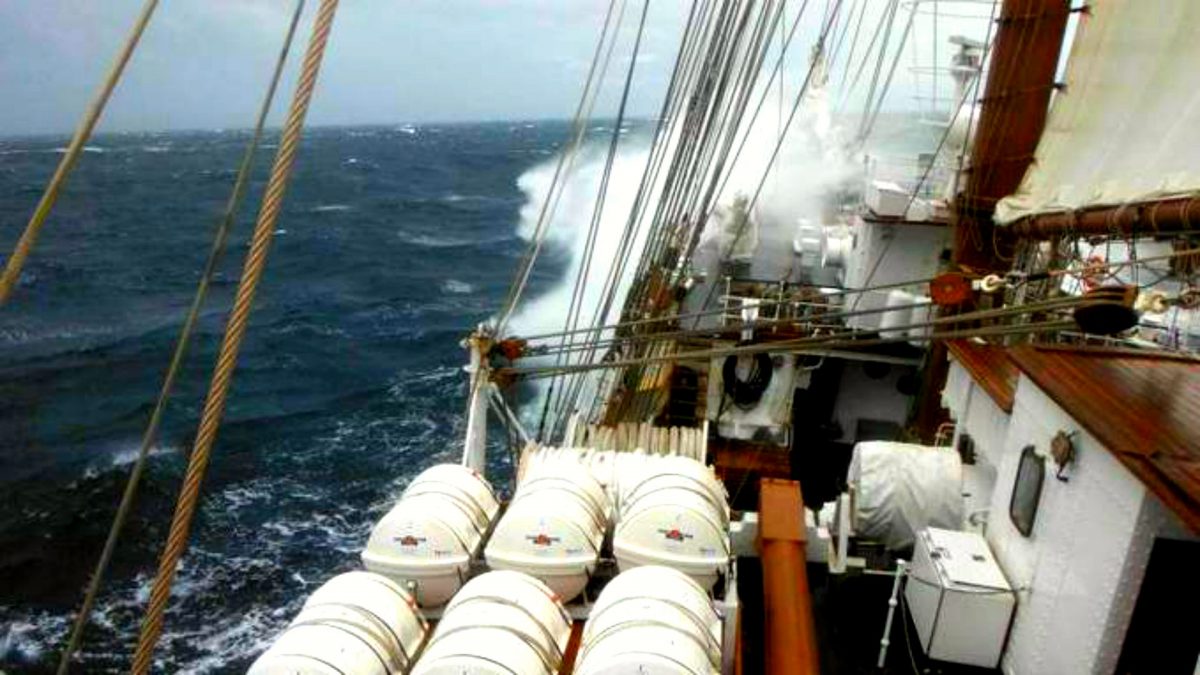 El Juan Sebastián Elcano durante su travesía por el Canal Beagle, junto al Cabo de Hornos.