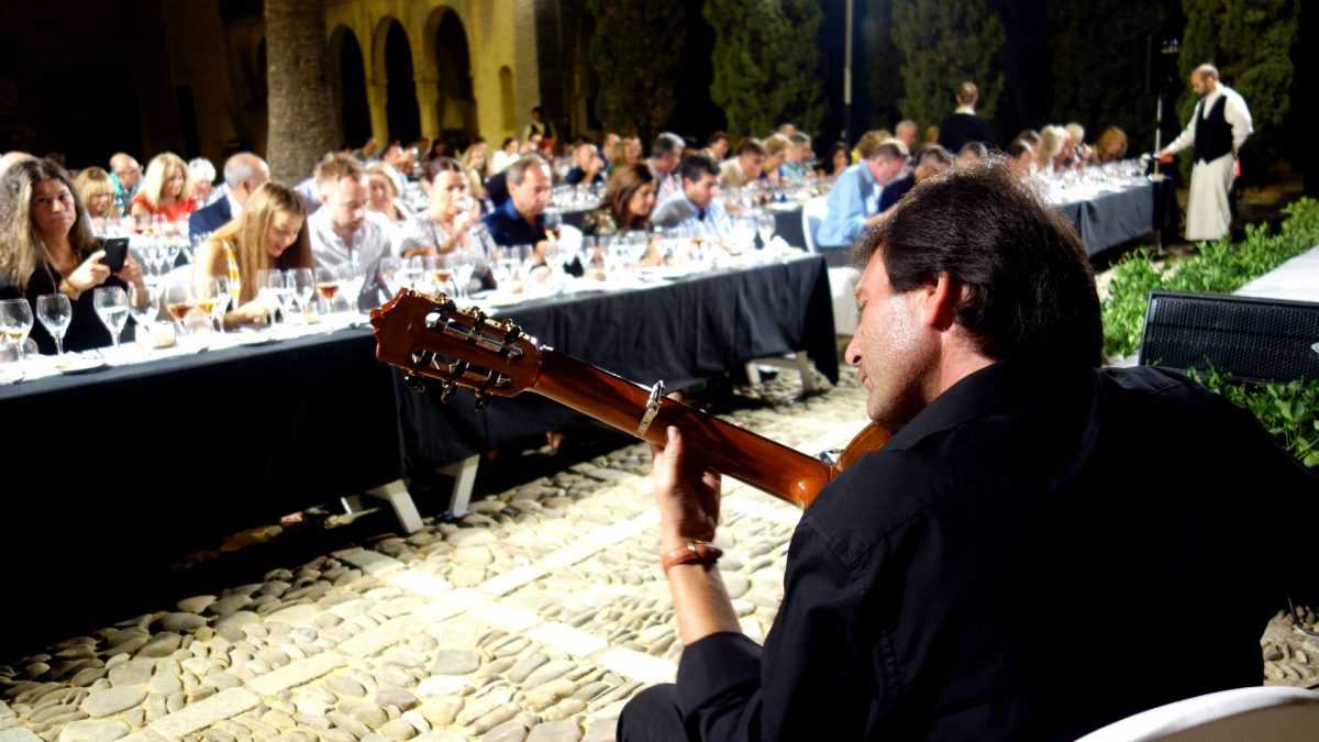 La cata estuvo amenizada con flamenco en directo de la mano de guitarrista David de la Jeroma.