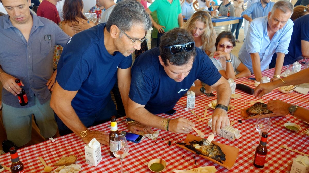 Paco Roncero observa atento cómo se sacan los lomos de la dorada.