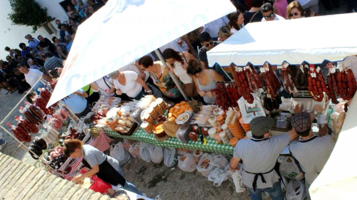 Ambiente que se vive en el centro de Vejer el Día del Lomo en Manteca.