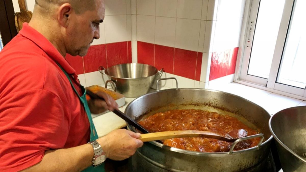 Manolo Melero durante la elaboración del lomo en manteca.