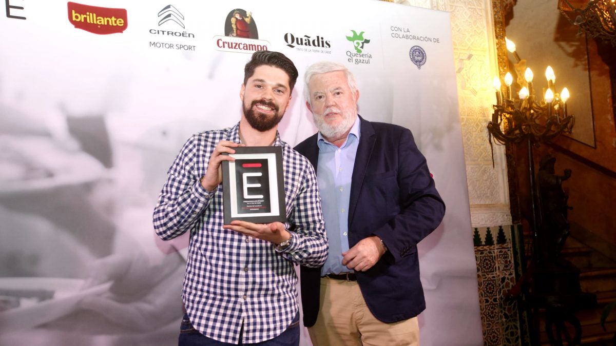 Luis Calllealta, jefe de cocina de Apomiente, recibe el premio de manos de Carlos Maribona.