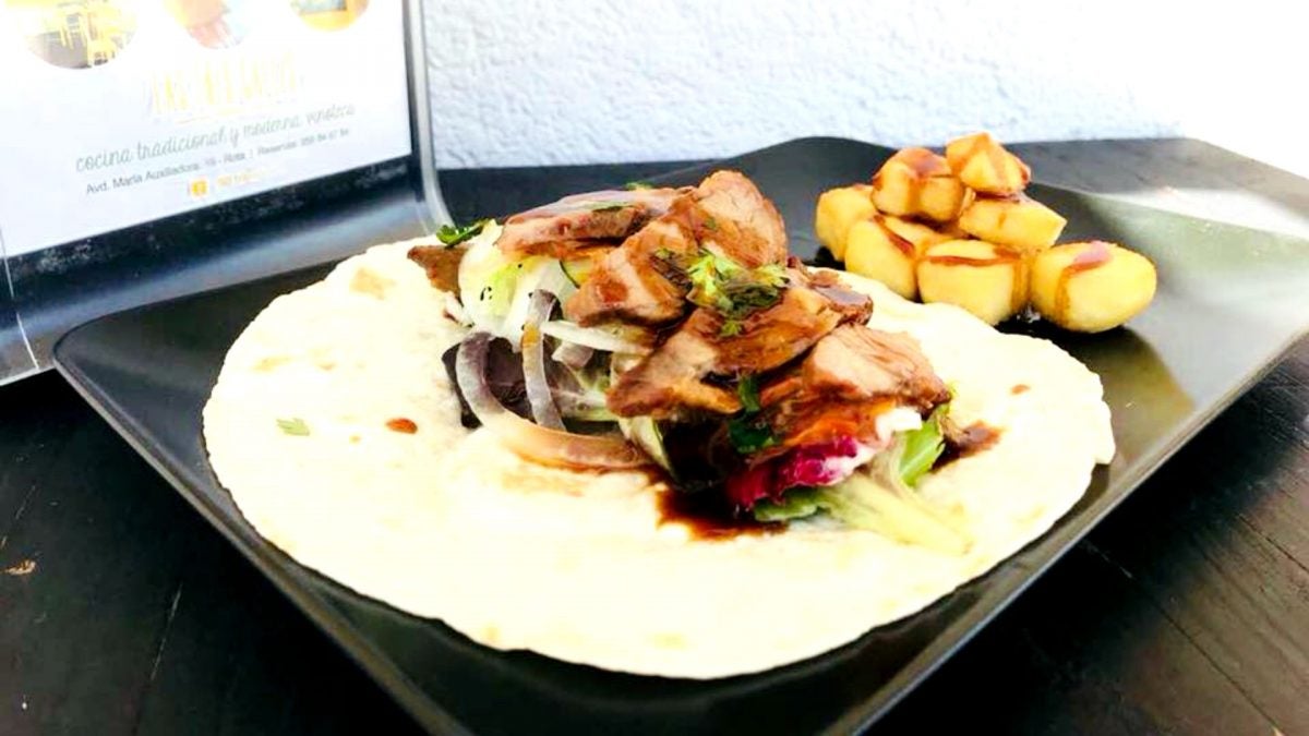 Taco de pluma ibérica al estilo coreani presentado por Las tres Calles y el Callejón de Cádiz.