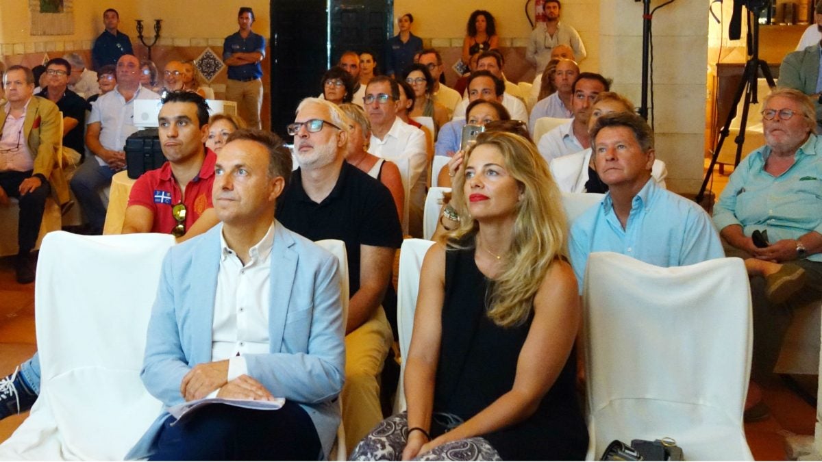 David de la Encina junto a Marta Girón, de la Taberna del Chef del Mar, durante la presentación del evento.