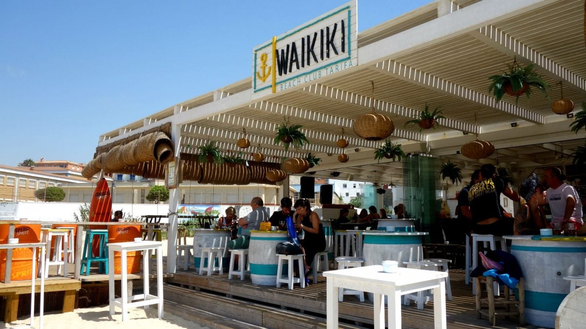 Waikiki representa el nuevo concepto de chiringuito: un restaurante de lijo en la playa.