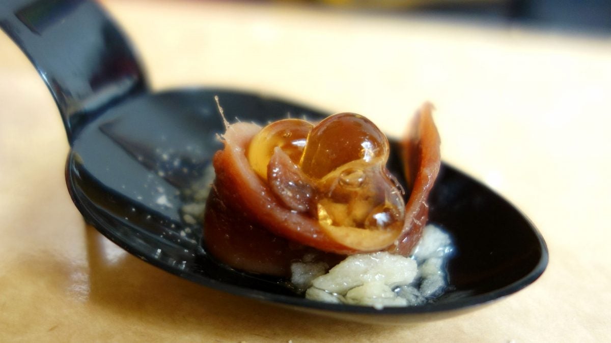 Aperitivo de anchoa del Cantábrico con Bochas de vino Oloroso.