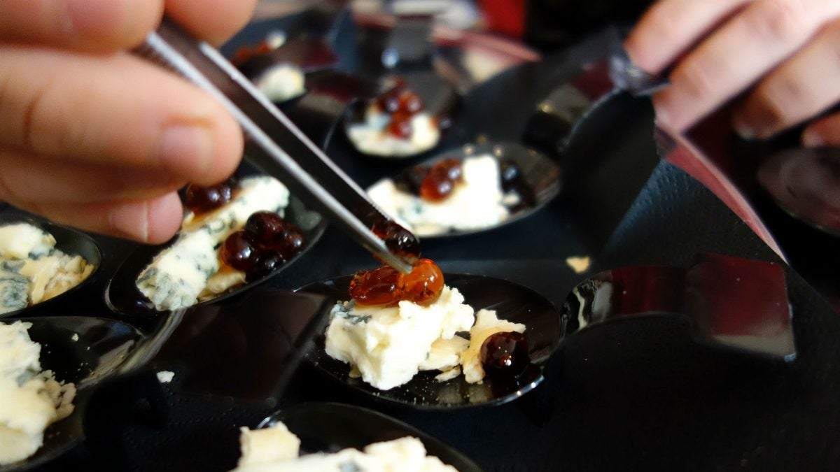 Aperitivo de queso azul con Bochas de Pedro Ximénez.