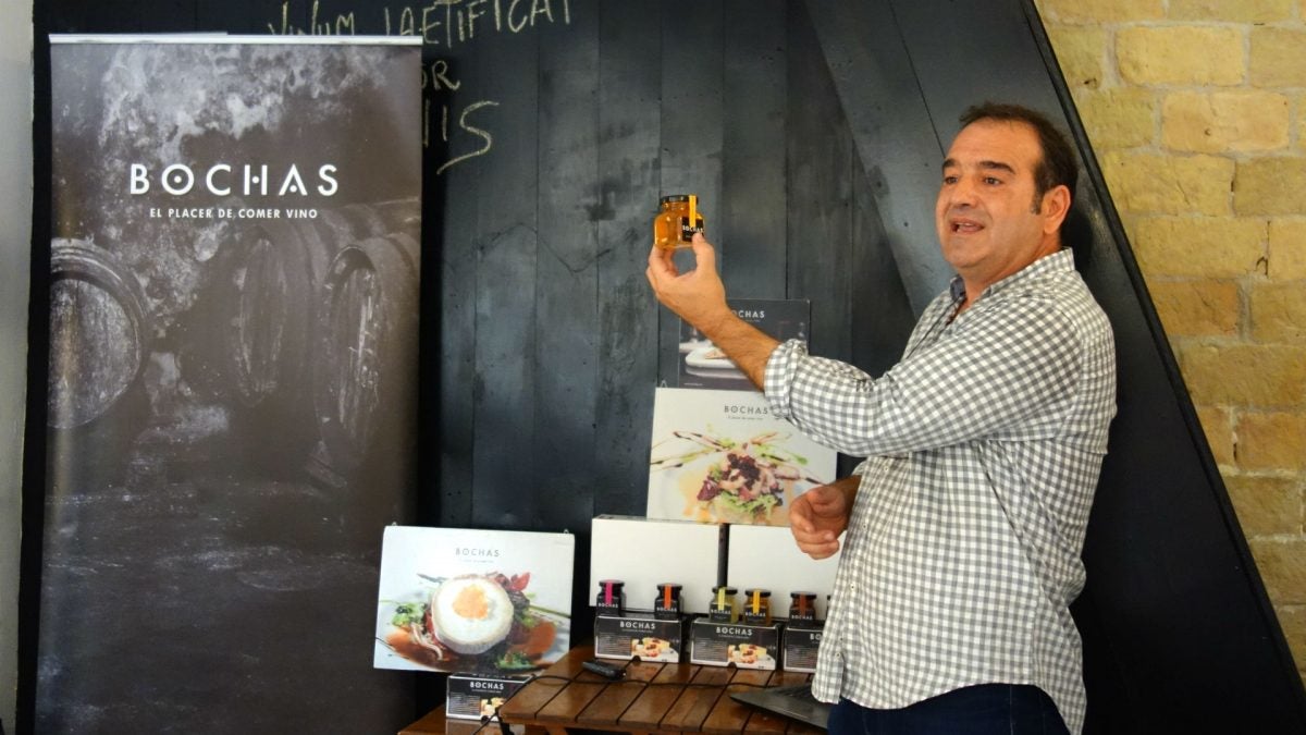 Elicio Marchante muestra una de las variedades durante su presentación en el bar La Casapuerta en Cádiz.