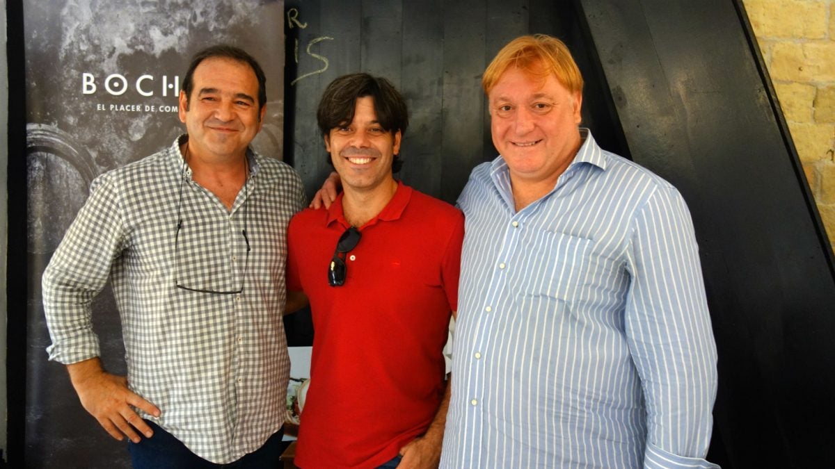 El equipo de Bochas junto al chef José García, creador de platos maridados con Bochas.