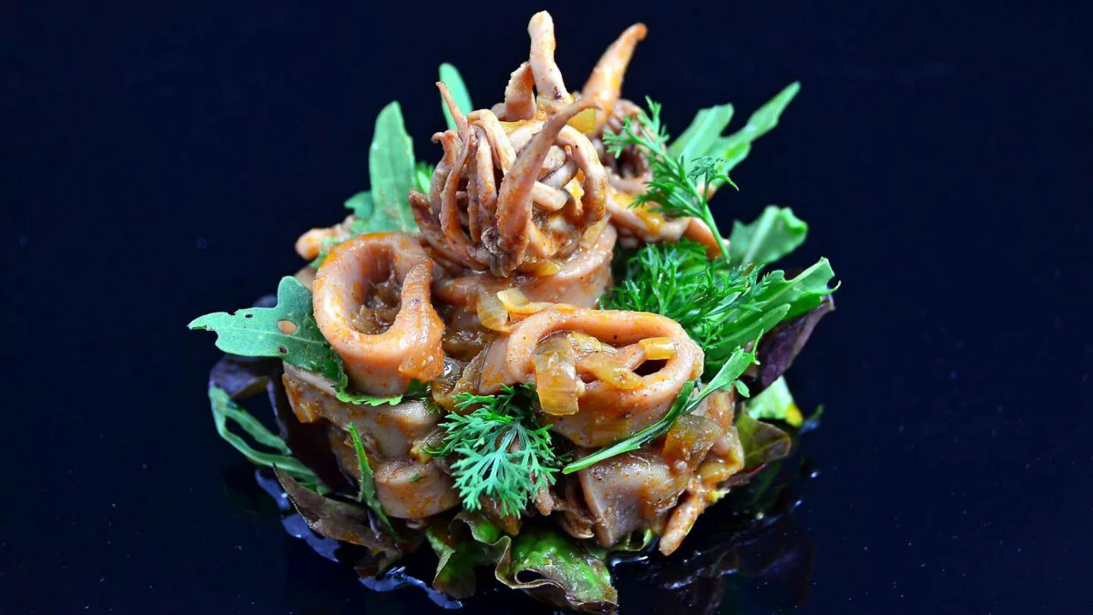 Ensalada de calamares de potera en suave escabeche de naranja, un plato que se ha convertido en uno de los clásicos de esta Venta